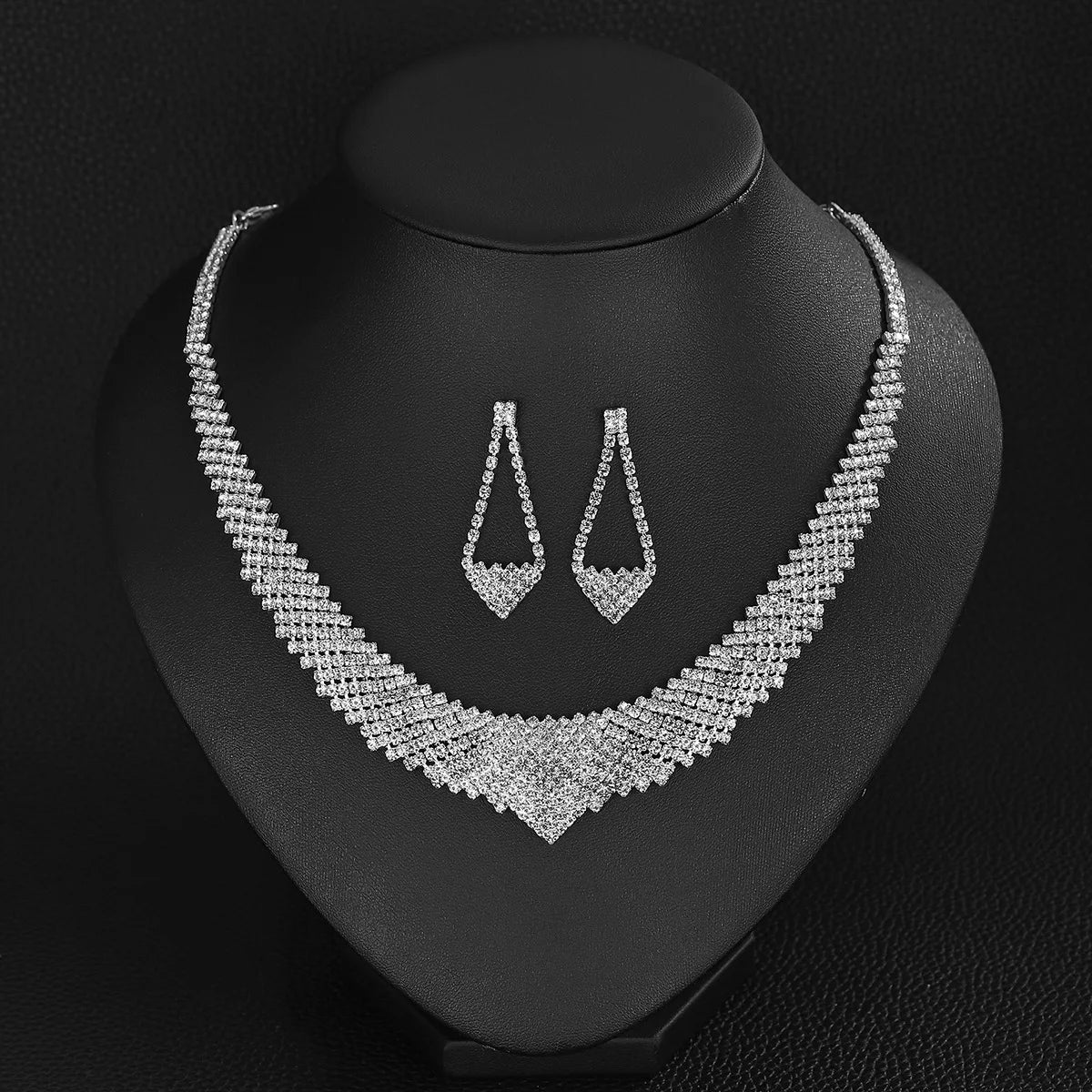 Retro Fashion, with Exaggerated and Unique Style, Bold Collar Chain