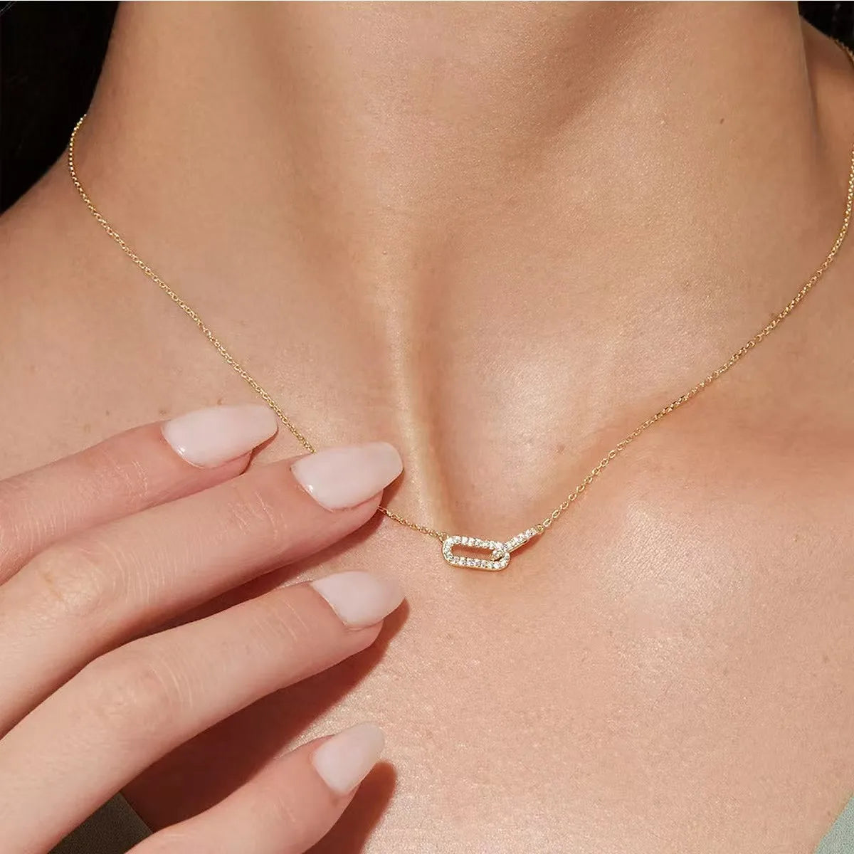 1-piece double-loop geometric collarbone chain necklace - a niche-designed, luxury-minimalist interlocking loop necklace.